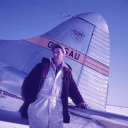 Le pilote de brousse Cliff Labey debout devant son avion de Havilland Canada Beaver, Buffalo Narrows, Saskatchewan  mars 1955
